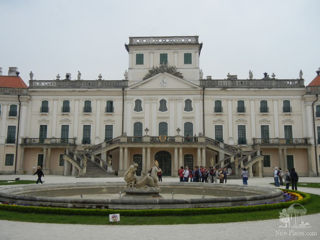 Главный фасад замка Эстерхази - Замок Фертёд - венгерский Версаль