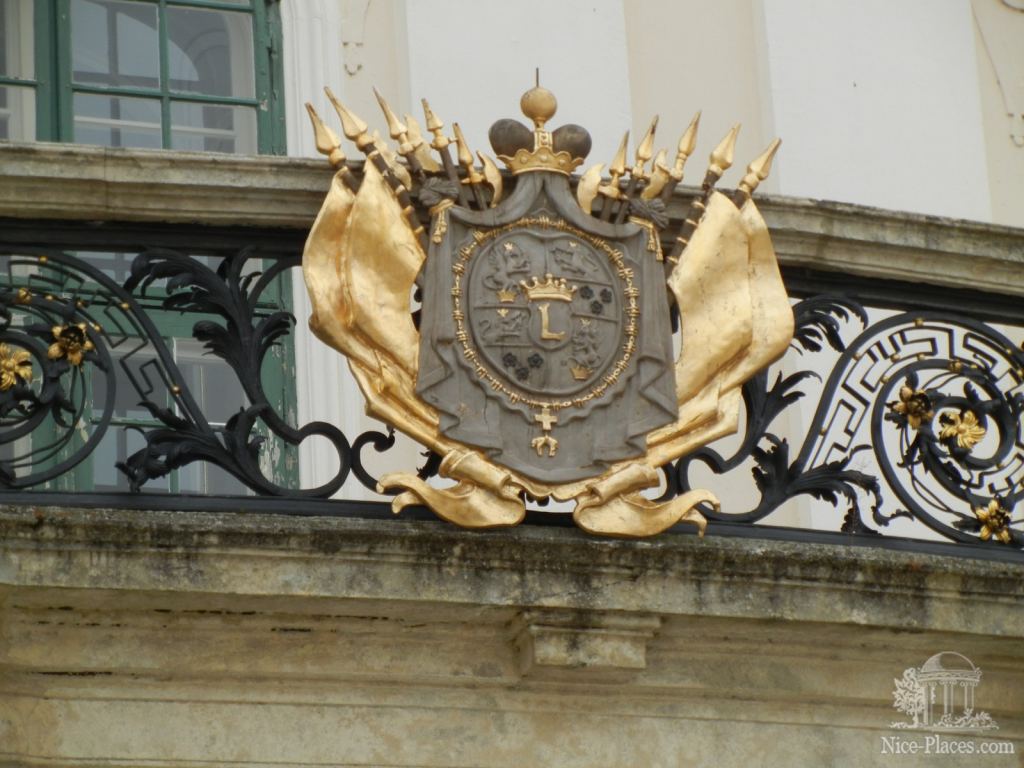 Герб рода Эстерхази на главной замковой лестнице - Замок Фертёд - венгерский Версаль