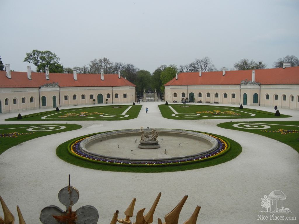 Вид на замковый двор с лестницы - Замок Фертёд - венгерский Версаль