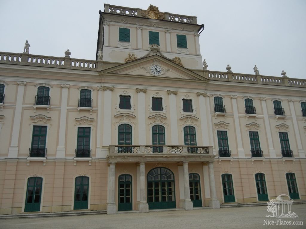 Задний фасад замка от парка - Замок Фертёд - венгерский Версаль