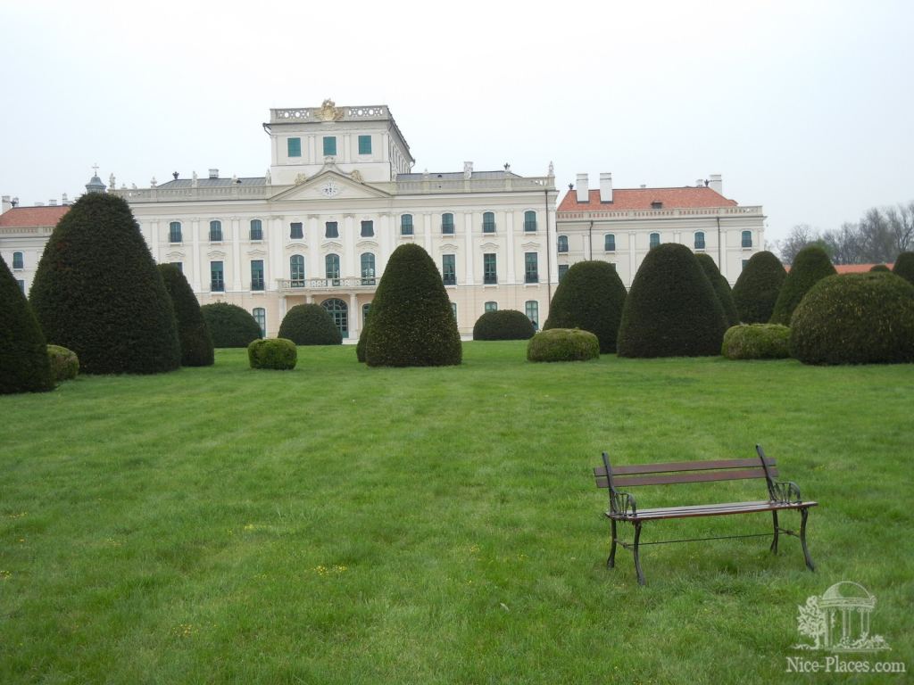 Лавочка посреди поляны - Замок Фертёд - венгерский Версаль