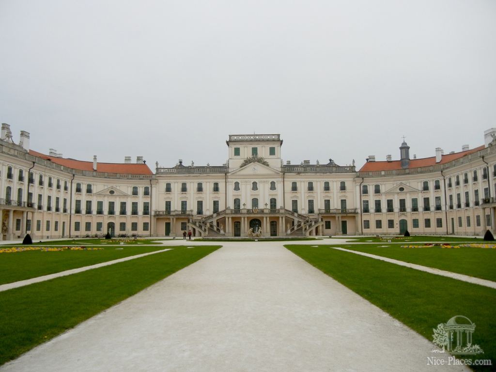 И снова главный двор и фасад замка  - Замок Фертёд - венгерский Версаль