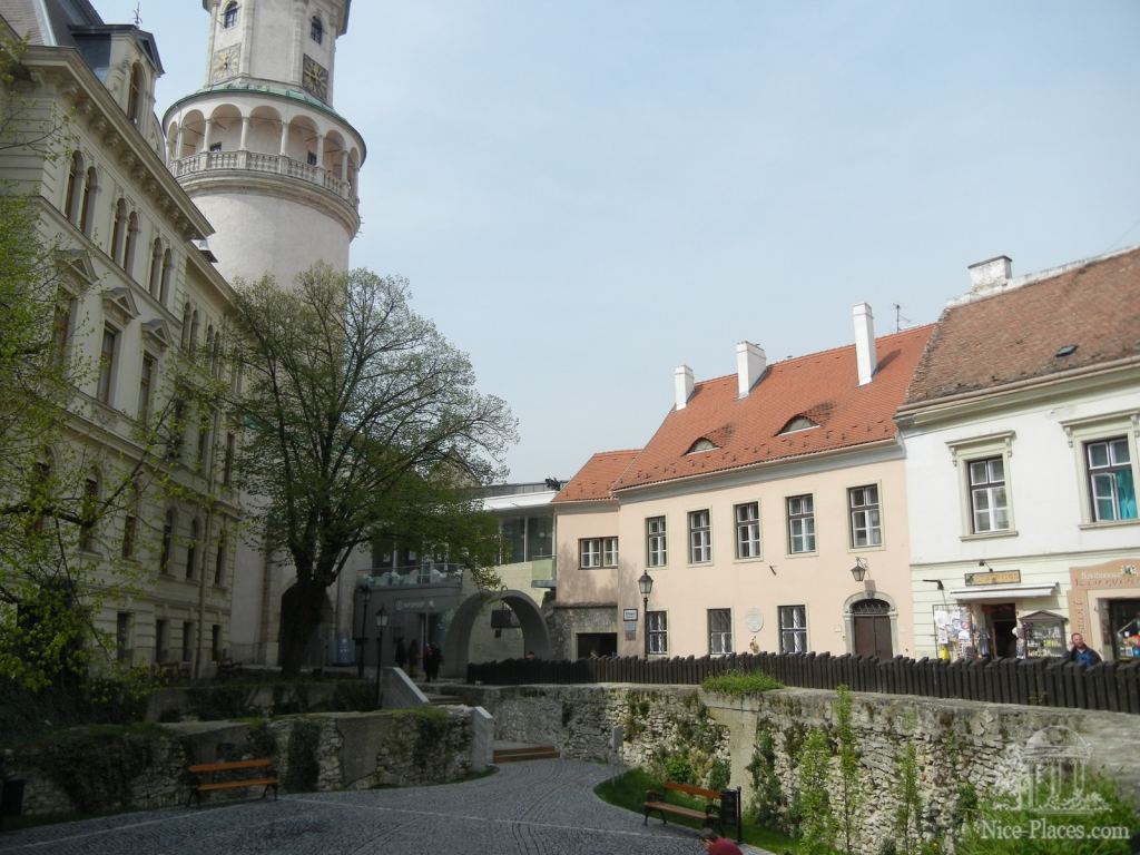 Приближаемся к входу пожарной башни - Шопрон - второй по красоте город Венгрии