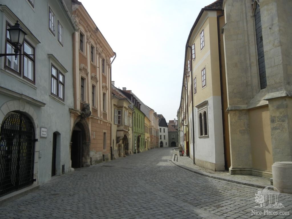 Улочка, отходящая от Главной площади - Шопрон - второй по красоте город Венгрии