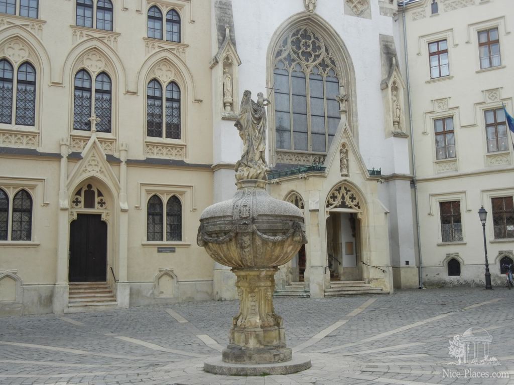 Дома и собор на площади Уршули - Шопрон - второй по красоте город Венгрии