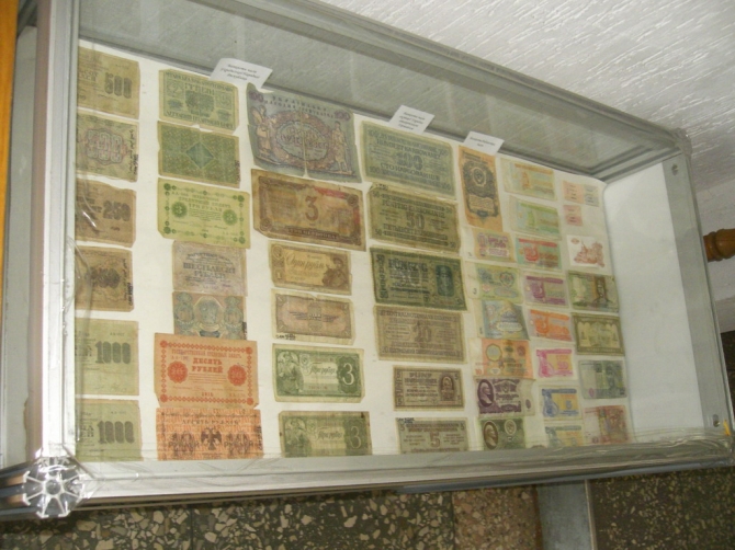 На входе в музей Вас символически встречают "деньгами" - Музей Трипольской культуры