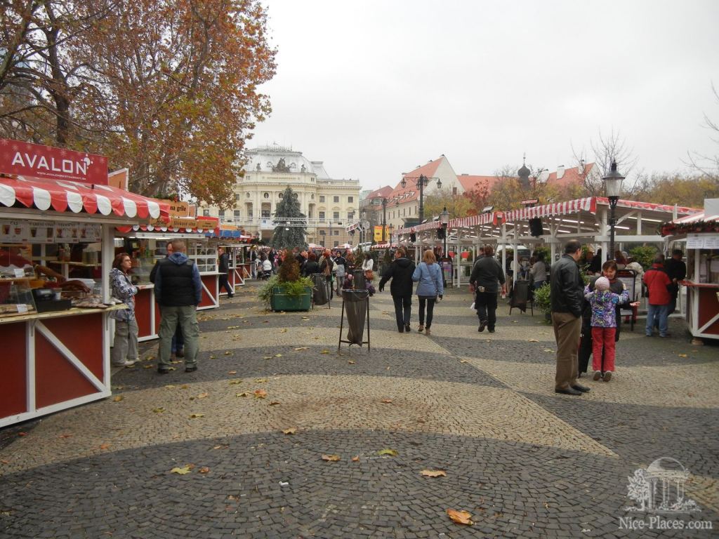Рождественский базар на площади Гвездослава - Ночная и рождественская Братислава