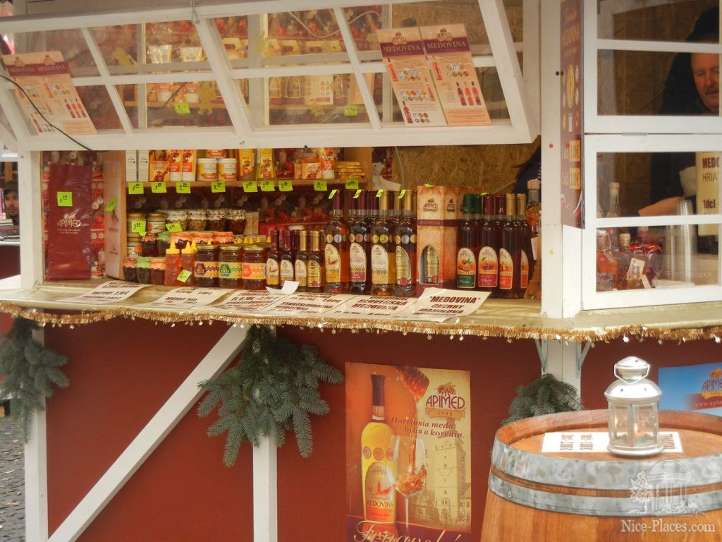 Здесь продают продукцию из меда и потрясающую медовину (medovina) - Ночная и рождественская Братислава