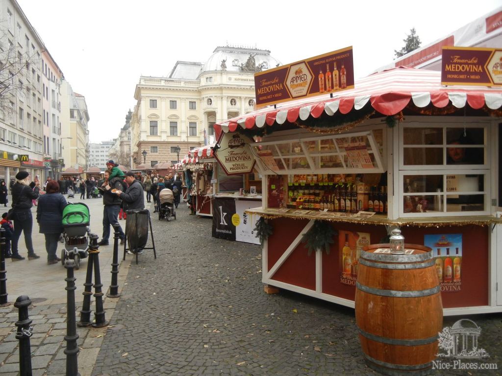 Станки перед Оперным театром Братиславы - Ночная и рождественская Братислава