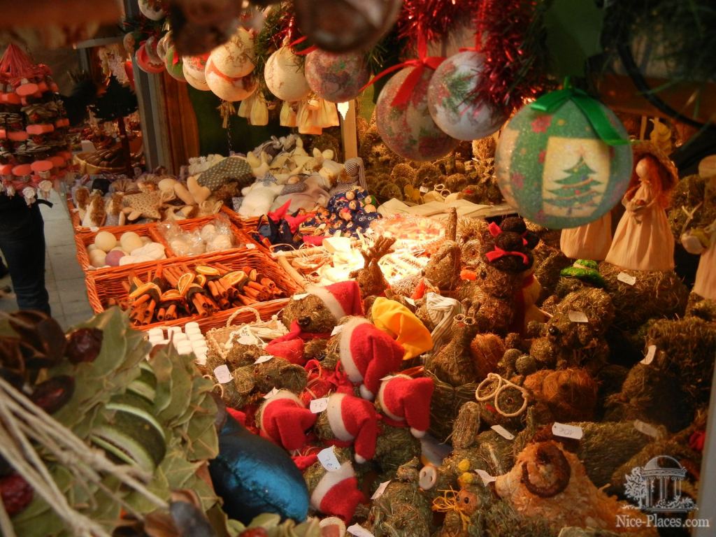 А это изделия из ароматных природных материалов: трав, сушеных фруктов и специй - Ночная и рождественская Братислава