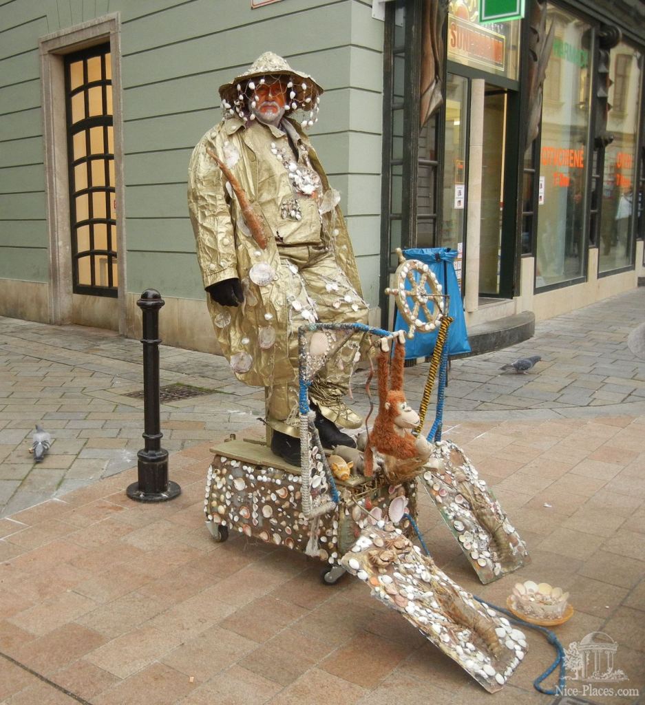 Водяной поселился на главной площади - Ночная и рождественская Братислава