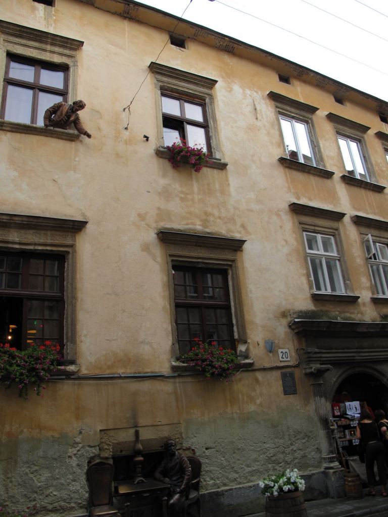 Памятник изобретателям керосина. - Улицами Львова