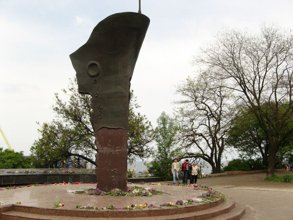 Памятник затонувшим матросам в парке Шевченко - 9 мая. Празднование 65-летия Победы в Одессе