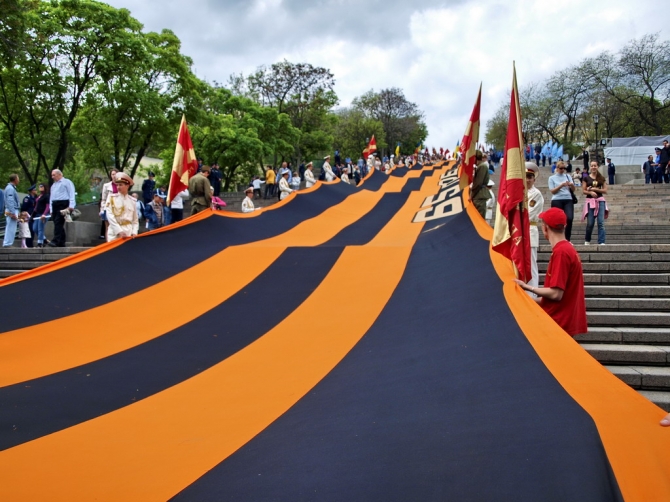 Гигантская георгиевская лента на Потемкинской лестнице - 9 мая. Празднование 65-летия Победы в Одессе