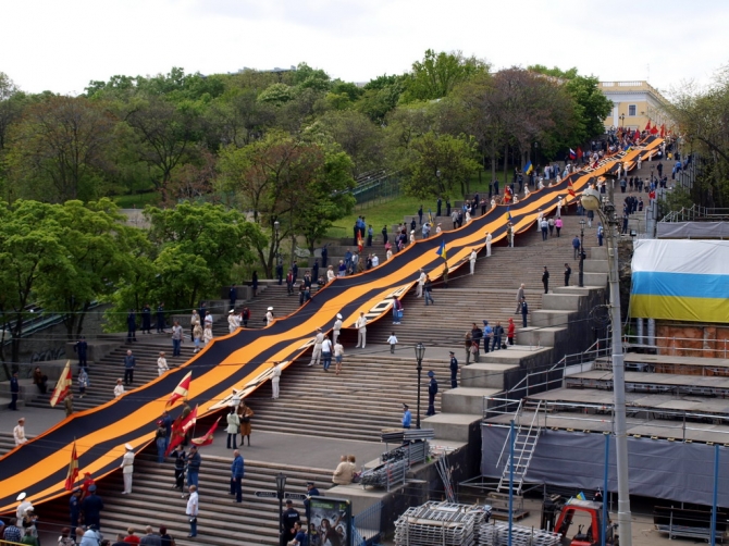 Гигантская георгиевская лента на Потемкинской лестнице - 9 мая. Празднование 65-летия Победы в Одессе